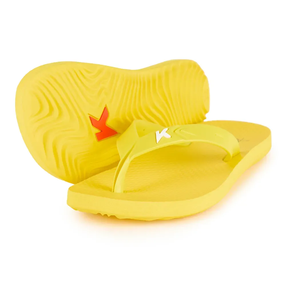 Conjunto de chinelos Kenner amarelo neon mostrando solado ondulado e palmilha Anitta